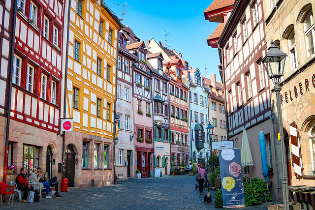 Vuelve a la docencia en Núremberg.