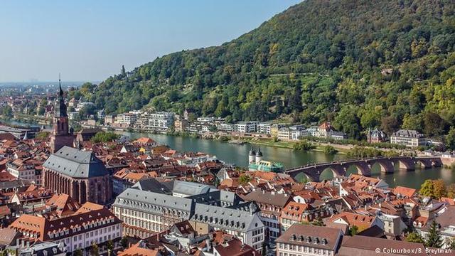 Es nombrado profesor titular de la Universidad de Heildelberg.