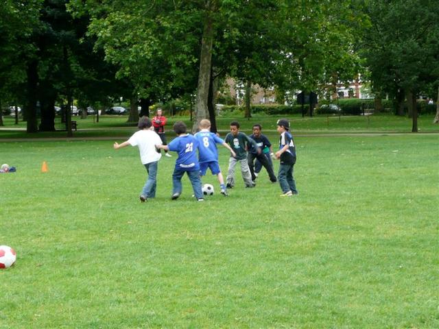 Vamos a caminar a el parque y jugar futbol.
