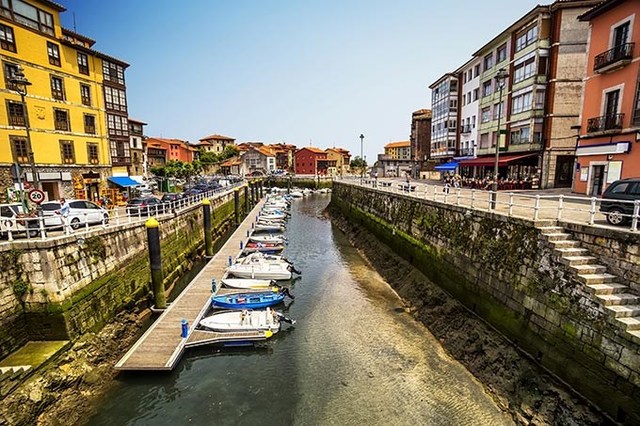 10. Llanes