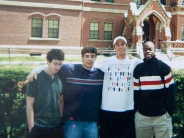 Cinco universitarios crean Facebook.