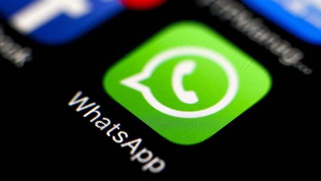 Facebook compra la app de mensajería instantánea Whatsapp.