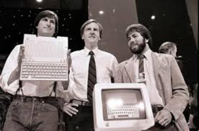 Steve Jobs y Steve Wozniak fundan Apple Computer