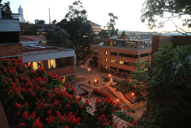 Realizó sus estudios en la Universidad Externado de Colombia.