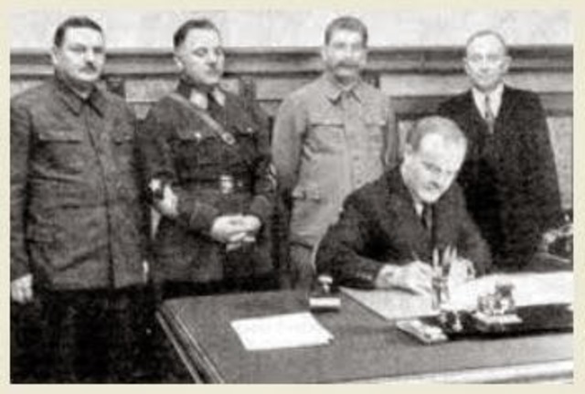 La Alemania nazi y la Unión Soviética firman un acuerdo de no agresión