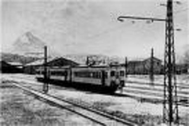 se inaugura la primera linea de ferrocarril