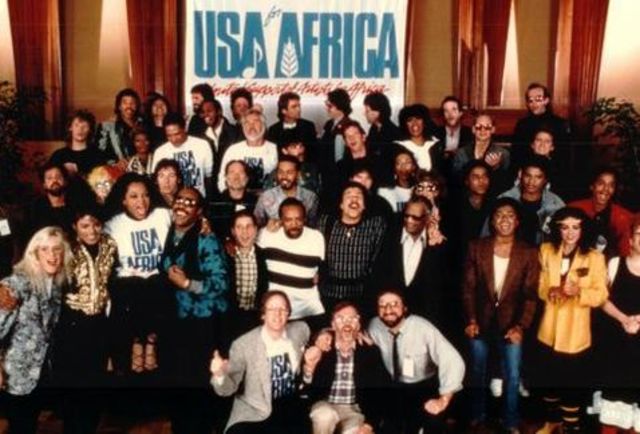 Se produce la cancion "We Are the World." y Jackson compra los derechos de más de 250 canciones escritas por John Lennon y Paul McCartney.