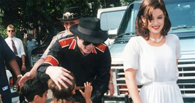 Jackson se casa con Lisa Marie Presley en la República Dominicana. Se divorcian dos años después.