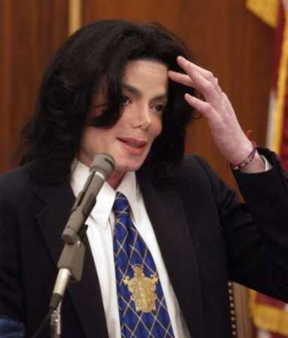 Un juez declara inocente a Jackson de acosar sexualmente a un superviviente de cáncer de 13 años en su mansión de Neverland en 2003.
