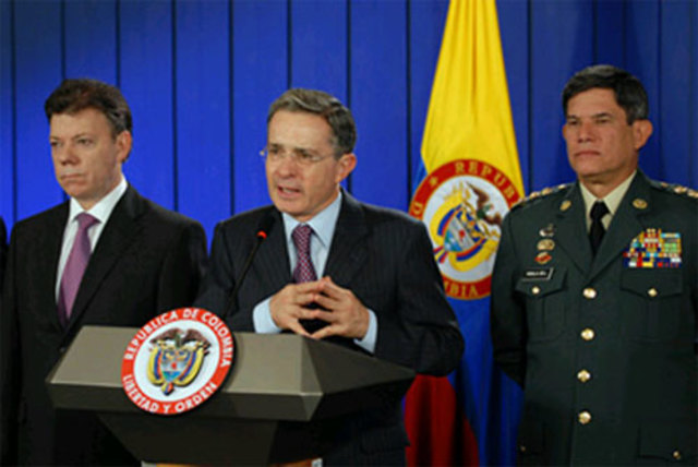 2005 Las Auc negocian y se desmovilizan. El Estado empuja a las Farc a sus retaguardias