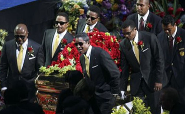 ackson muere a los 50 años aparemtemente de un fallo cardíaco.