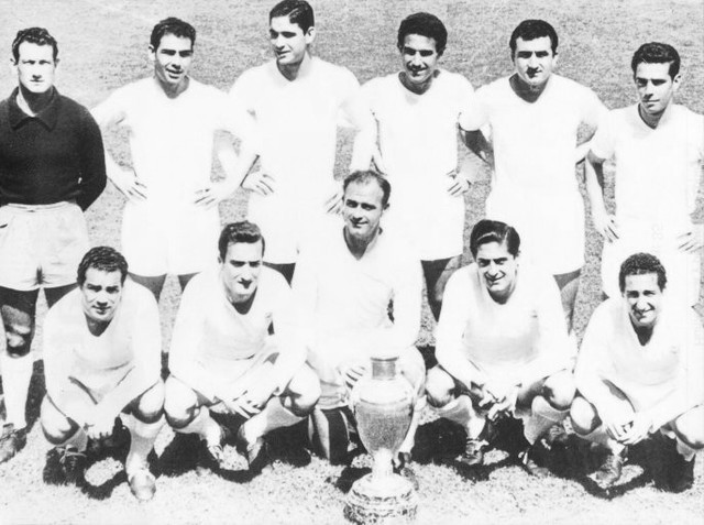 Se crea la Copa de Campeones de Europa en la que el Real Madrid se alza con el primer título.