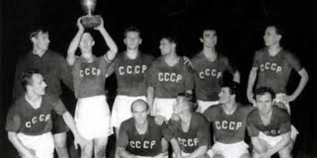 Primera Copa de Europa de naciones en Francia y la selección de la antigua Unión Soviética se proclama campeona.
