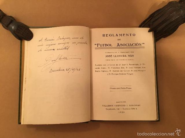 Primer reglamento de fútbol profesional en España.