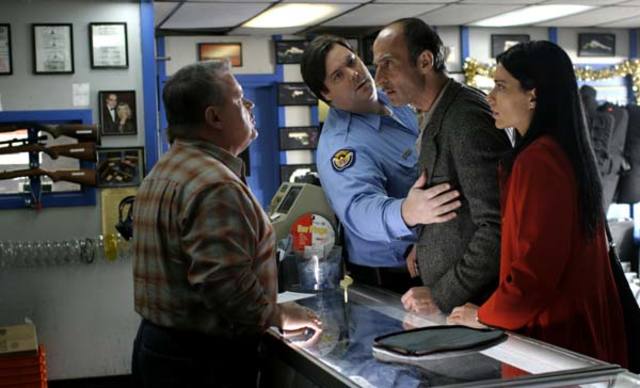 Farhad eta Dorri, bere alaba, errebolber bat erostera joaten dira.