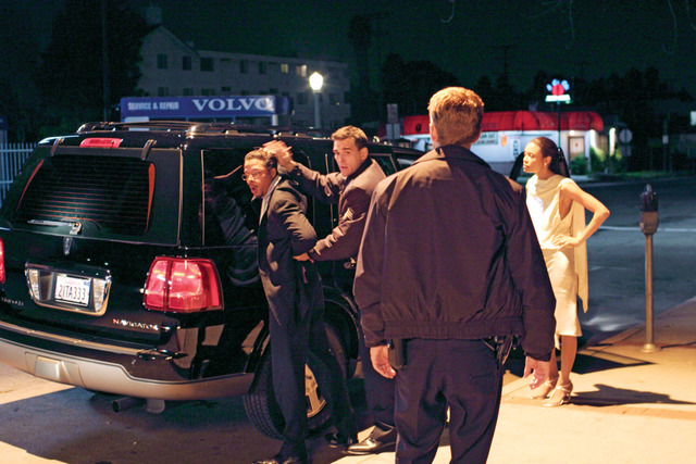 John Ryan eta Tom Hansen poliziek Thayer bikotea gelditzen dituzte.