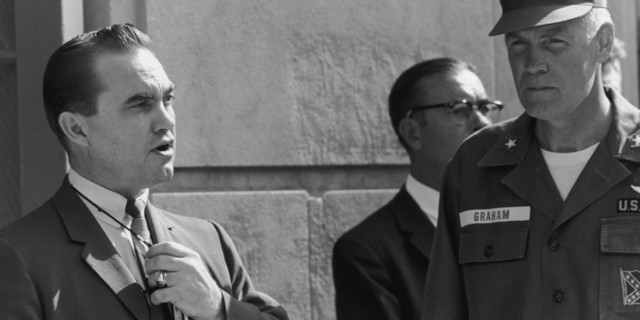 •	George Wallace Blocks University of Alabama Entrance
