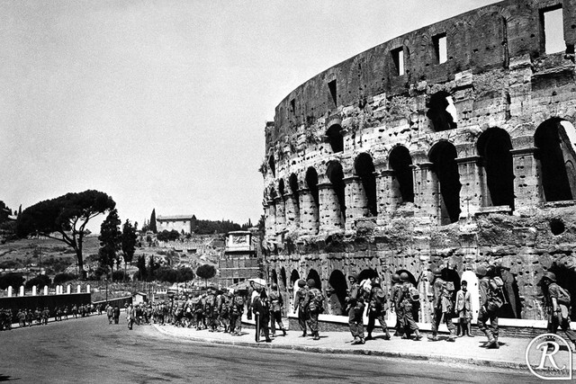 Italia se une a los aliados y Alemania hunde el trasatlántico estadounidense.