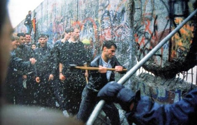 El Muro de Berlín es Destruido.