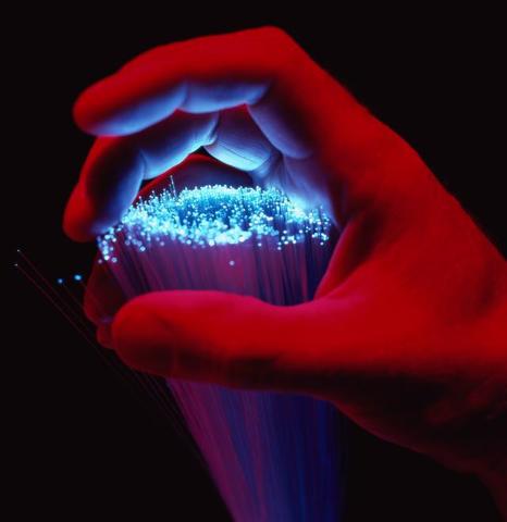 Ambito Tecnológico. Desarrollo y uso masificado de la Fibra Optica.