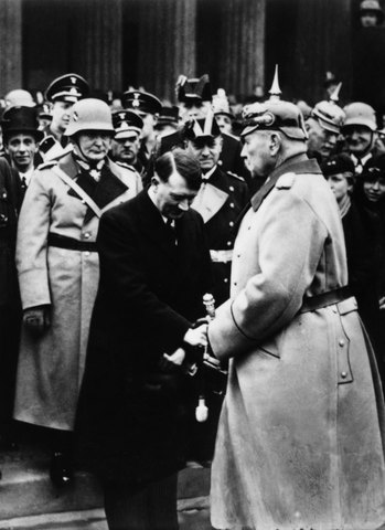 Hitler diventa cancelliere