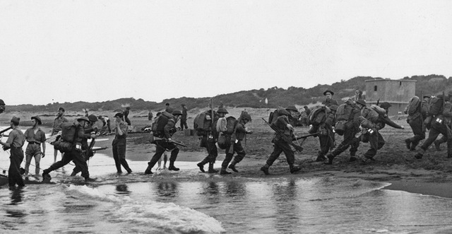 LAS TROPAS ALEMANAS DESEMBARCAN EN ÁFRICA PARA EXPULSAR A LOS INGLESES DE EGIPTO Y CONTROLAR EL CANAL DE SUEZ.