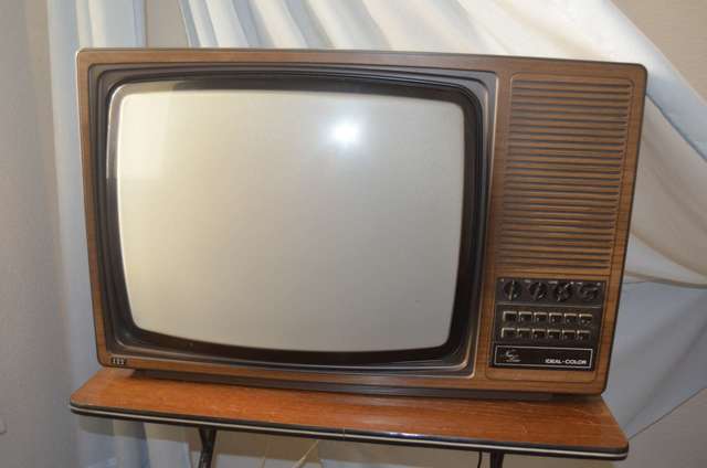 Primera TV a lámpara en la familia