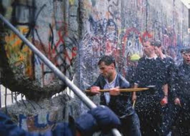"Mr Gorbachev, Tear Down This Wall!"