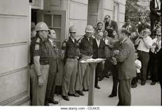 •	George Wallace Blocks University of Alabama Entrance