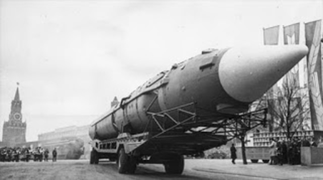 Los EEUU suministran oficialmente material bélico a los aliados.