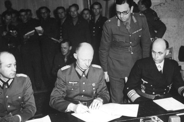 Rendición incondicional de Alemania.