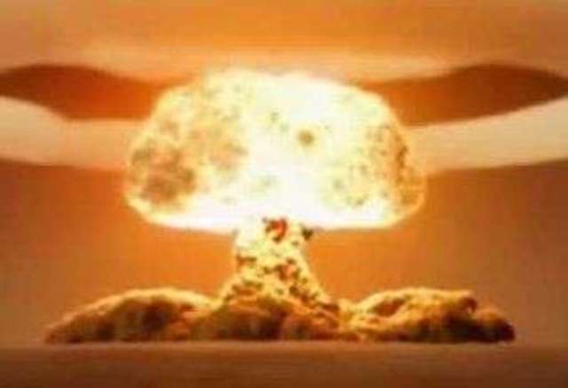 Estados Unidos lanza la bomba atómica