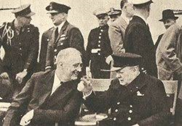Churchill y Roosevelt elaboran la Carta del Atlántico.