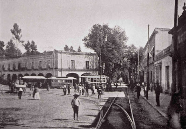 Finalizó su bachillerato en el Colegio Liceo de Zipaquirá