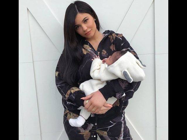 Kylie Jenner publica primeira foto de sua filha Stormi