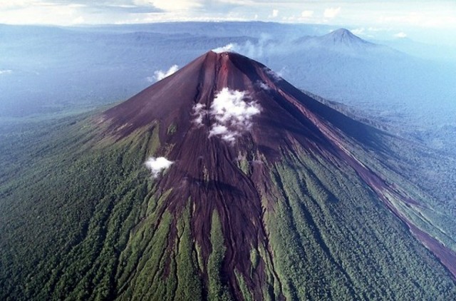 Je regarde les montagnes (Mount Nyiragongo) avec ma famille le matin