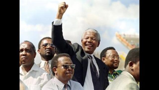 Nelson Mandela gana las primeras elecciones multirraciales de Sudáfrica
