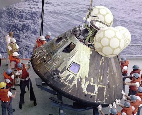 Ambito Cientifico: Apollo 13 regresa a Tierra con tripulantes a salvo