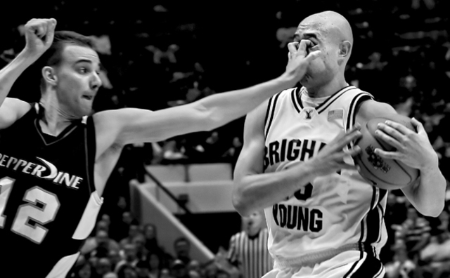 El jugador a quien le cometan la falta debe ser quien lance  el tiro libre.