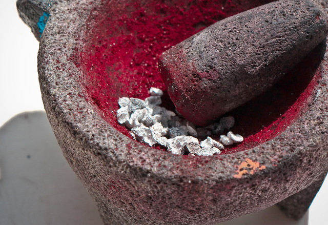 En México se comienza a utilizar un tinte púrpura rojizo obtenido de la cochinilla.