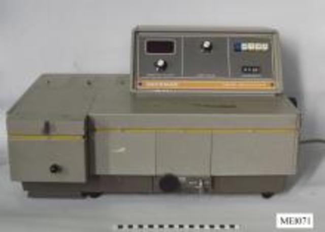Beckman: espectrofotómetro.