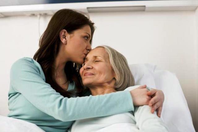 Cuidado continuo de su madre enferma
