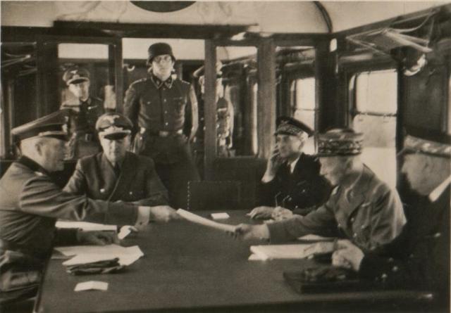 Francia firma el armisticio.