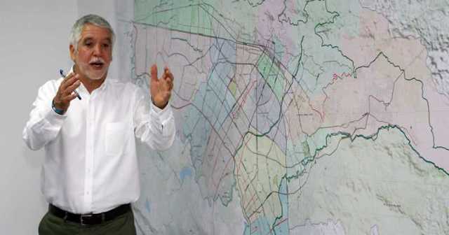 SEGURIDAD Y MOVILIDAD SON LAS APUESTAS DE PEÑALOSA PARA EL 2017- http://www.semana.com/nacion/articulo/bogota-enrique-penalosa-le-apuesta-a-la-seguridad-y-movilidad/507192