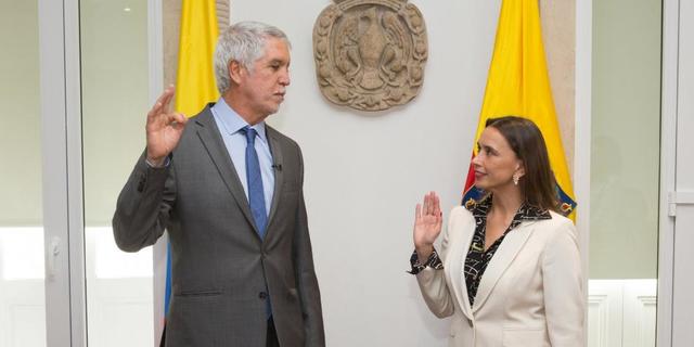 LOS RETOS PARA LA NUEVA GERENTE DE TM, MARÍA CONSUELO ARAÚJO- http://www.eltiempo.com/bogota/maria-consuelo-araujo-nueva-gerente-de-transmilenio-y-su-experiencia-179260