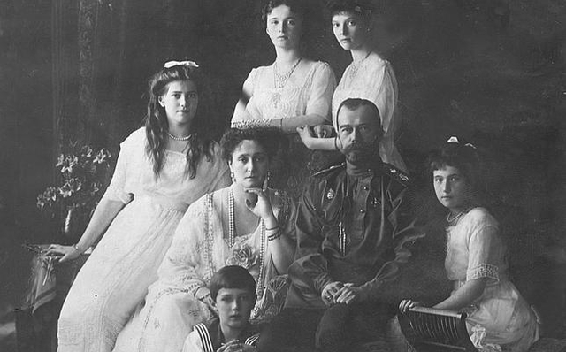 Matan a familia real