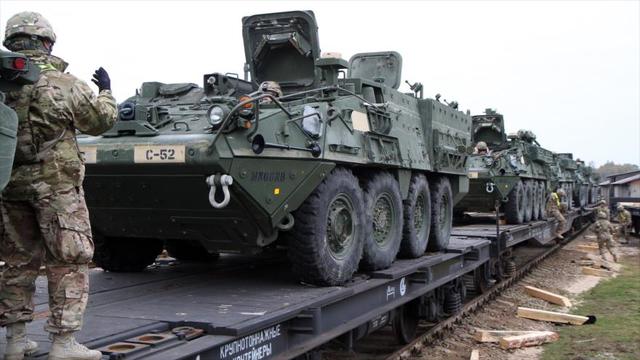 Los EE.UU suministran oficialmente material bélico a los aliados.