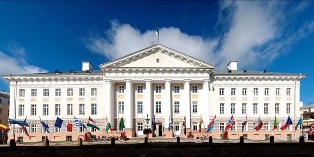 Lõpetas Tartu Ülikooli eesti keele erialal