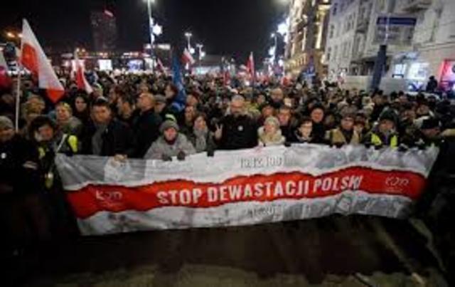 solidarity trade union organizes the pro-democracy movement in poland