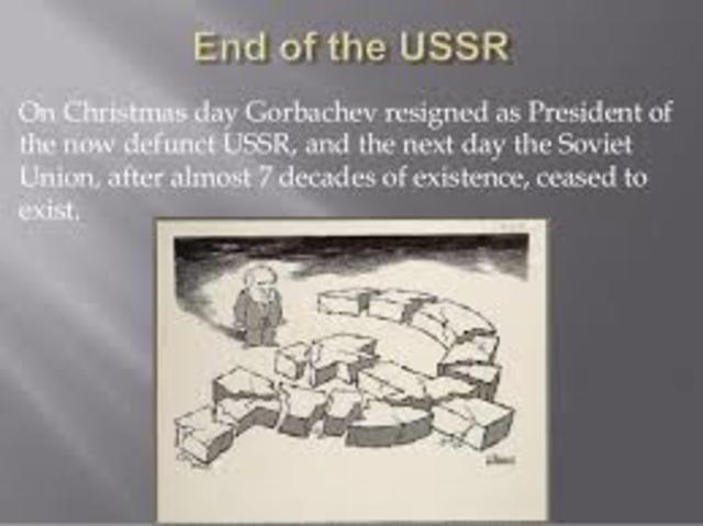 The Soviet Union ceases to exist